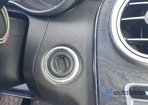 2015 Mercedes-Benz C 300 4Matic из США, поврежденный, VIN 55SWF4KB3FU080742